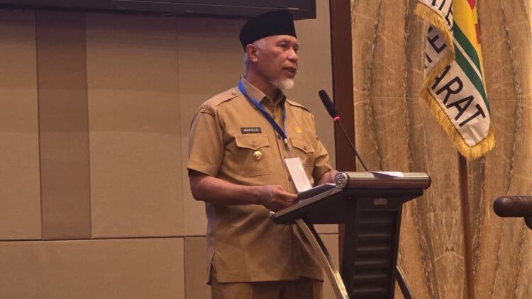 Gubernur Sumbar Minta Daerah Bentuk KDEKS sebelum 2026 1 Gubernur Sumbar Mahyeldi saat membuka Forum Investasi Masyarakat Ketenagalistrikan Indonesia (MKI) Sumatera Barat di Hotel The ZHM Premiere Padang, Selasa (14/10/2025). (dok. istimewa)