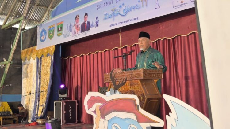 Batik Birru SMAN 1 Padang Panjang Himpun 4.200 Peserta dari Seluruh Indonesia 1 Gubernur Mahyeldi beri sambutan di acara Batik Birru SMAN 1 Padang Panjang. (dok. istimewa)