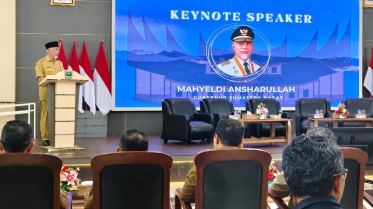 Gubernur Sumbar Tekankan Pertumbuhan Ekonomi Harus Inklusif 1 Gubernur Mahyeldi beri sambutan pada acara terkait investasi di Sumbar. (dok. adpsb)