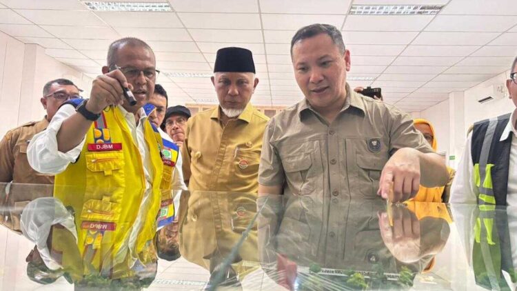 Gubernur Sumbar Tinjau Progres Pembangunan Fly Over Sitinjau Lauik 1 Gubernur Mahyeldi cek maket plan pembangunan flyover Sitinjau Lauik. (dok. istimewa)