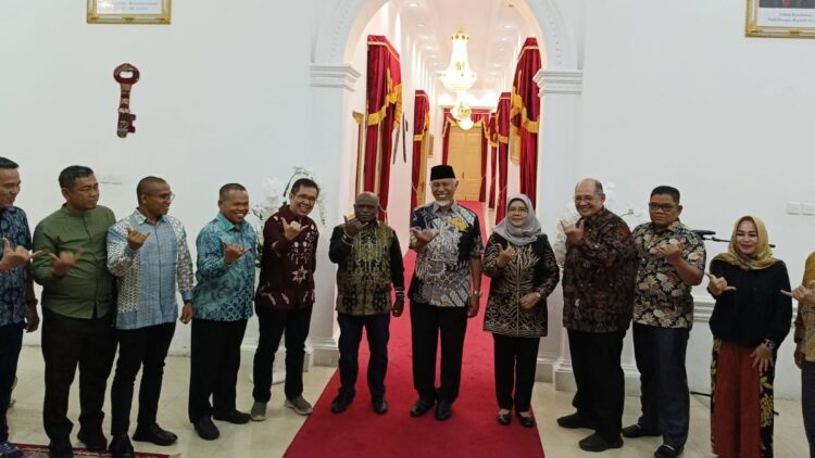 Menteri HAM Natalius Pigai Jadikan Sumbar Sebagai Rumah Kedua 1 Gubernur Mahyeldi dampingi Menteri HAM Natalius Pigai