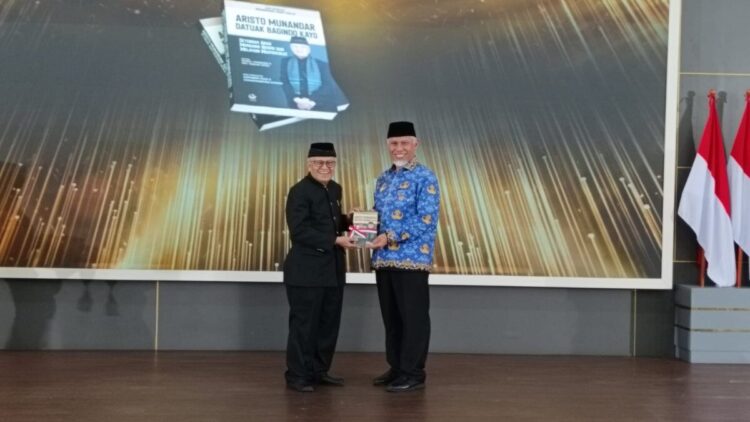Gubernur Mahyeldi: Aristo Munandar Sosok Inspiratif yang Layak Diteladani 1 Gubernur Mahyeldi menerima buku otobiografi Aristo Munandar