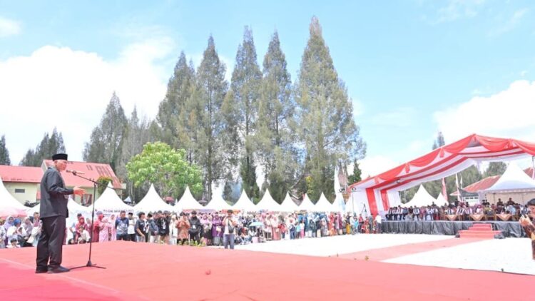 Festival 5 Danau Jadi Andalan Wisata Sumbar, Gubernur Targetkan Event Bertaraf Internasional 1 Gubernur Mahyeldi saat pembukaan Festival 5 Danau. (dok. adpsb)