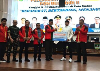 Handrezka Vaktorias saat menerima bonus dari Gubernur Manhyeldi saat pelepasan atlet ke PON Beladiri Kudus pada 13 Oktober lalu. (dok. Humas KONI)