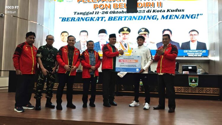 Atlet Sambo Sumbar Handezka Vaktorias Wakili Indonesia di Kejuaraan Dunia 2025 1 Handrezka Vaktorias saat menerima bonus dari Gubernur Manhyeldi saat pelepasan atlet ke PON Beladiri Kudus pada 13 Oktober lalu. (dok. Humas KONI)