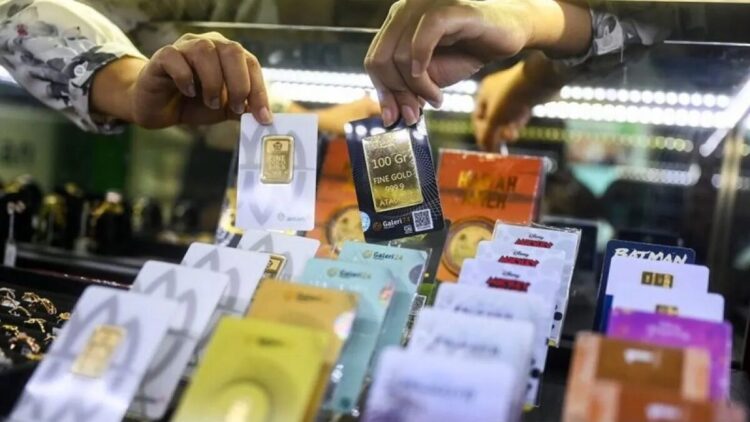 Petugas menunjukkan emas batangan di Pegadaian, Jakarta. ANTARA FOTO/ Rivan Awal Lingga/foc/pri. (ANTARA FOTO/Rivan Awal Lingga)