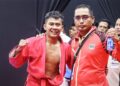 Pelatih Sambo Sumbar Hendri Gusman Darma bersama peraih emas pertama Sambo di PON Beladiri, Yusril Mahendra. (dok. Humas KONI Sumbar)