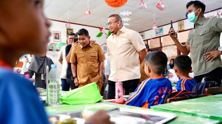Wakil Ketua Komisi VI DPR Andre Rosiade bersam Bupati Solok Jon Firman Pandu meninjau Program MBG di SDN 20 Koto Gaek Guguak. (Ist)