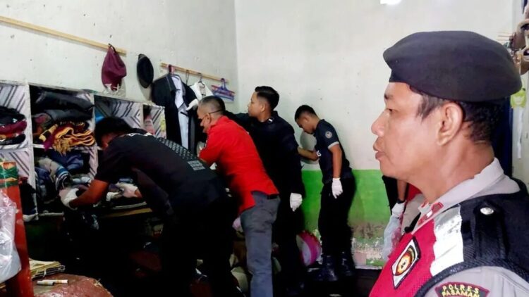 Petugas Rutan Kelas IIB Lubuk Sikaping bersama personel Polres Pasaman usai menggeledah dan razia blok hunian warga binaan, Sabtu (11/10/2025). ANTARA/Heri Sumarno