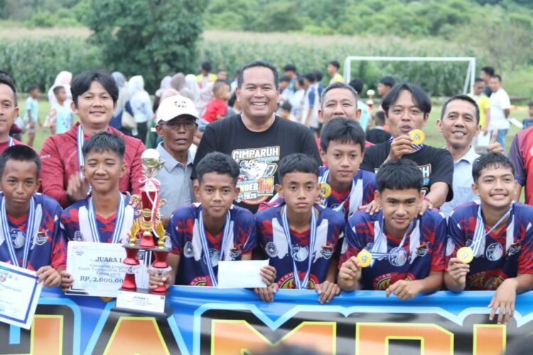 Walikota Pariaman Yota Balad menutup Turnamen Sepakbola Cimparuh League Kelompok Umur (KU) 14 Tahun 2025. (Foto: Ist)