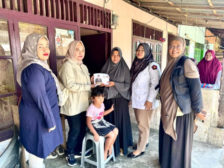 Tim Andre Rosiade menyerahkan bantuan kepada ibu anak tiga pemecah batu sungai di Padang Pariaman. (Foto: Ist)