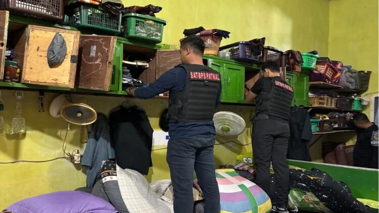 Petugas Lapas Padang melakukan penggeledahan kamar hunian narapidana pada Selasa (21/10) malam untuk mencegah peredaran narkoba. ANTARA/FathulAbdi