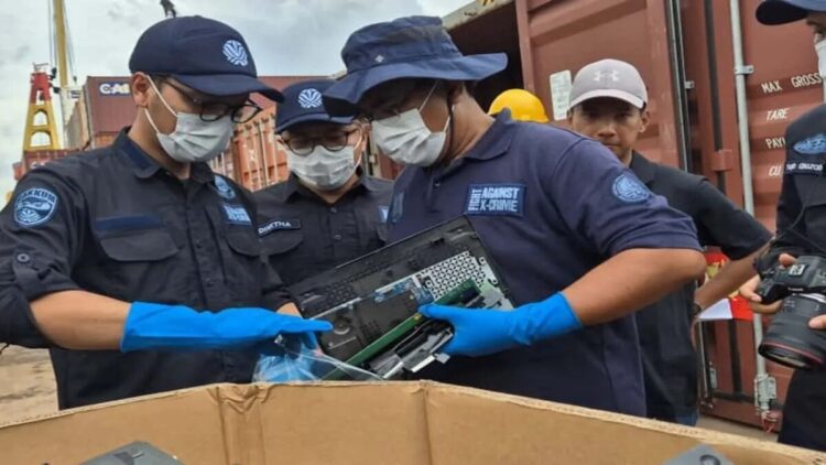Petugas dari Deputi Gakkum KLH/BPLH memeriksa temuam limbah B3 elektronik di Pelabuhan Batu Ampar, Batam, Kepulauan Riau pada 22-27 September 2025. (ANTARA/HO-KLH)