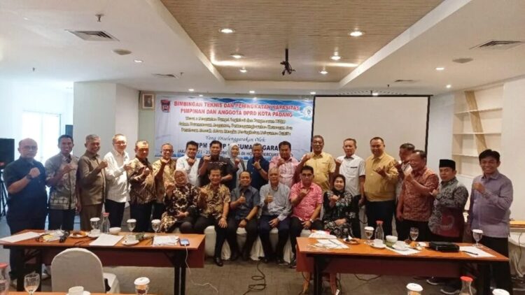Bimtek bagi pimpinan dan anggota DPRD Kota Padang, Rabu (22/10/2025). (Foto: Humas DPRD Padang)