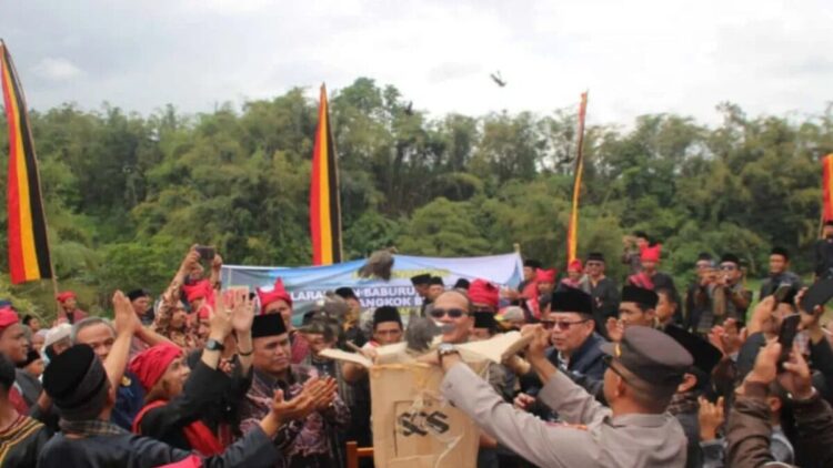 Pelepasan satwa burung langka di Nagari Lasi, Kabupaten Agam sebagai simbol diterapkannya pelarangan aktivitas berburu burung di sekitar Gunung Marapi. ANTARA/AL FATAH​​​​​​