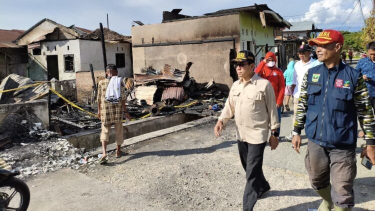 Pemprov Sumbar Salurkan 317 Kilogram Beras untuk Korban Kebakaran Pasa Gadang 1 Kadinsos Sumbar Syaifullah melihat kondisi usai kebakaran di kawasan Seberang Padang. (dok. istimewa)