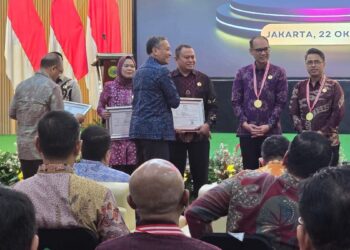 Kepala Kesbangpol Sumbar raih penghargaan di Diklat PKN 1 Angkatan LXIII LAN RI Tahun 2025.. (dok. istimewa)