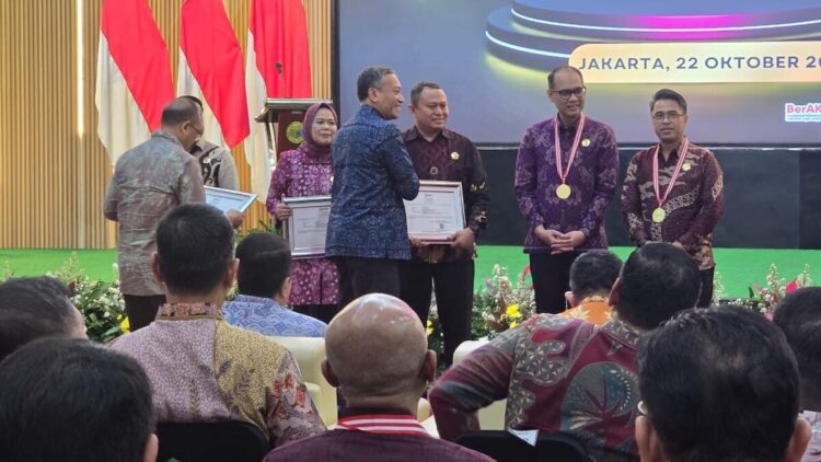 Kepala Kesbangpol Sumbar raih penghargaan di Diklat PKN 1 Angkatan LXIII LAN RI Tahun 2025.. (dok. istimewa)