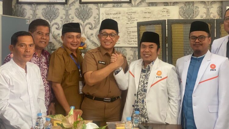 Mulyadi Muslim-Al Amin Salam Komando, PKS Padang Ajak Muhammadiyah Bersinergi Bangun Kota dan Perkuat Dakwah 1 Ketua DPD PKS Padang Mulyadi Muslim dan Ketua DPM Padang Al Amin. (dok. istimewa)