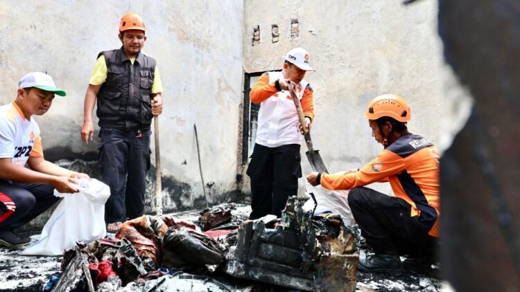 PKS Padang Buka Posko dan Bantu Korban Kebakaran di Pasa Gadang 1 Ketua DPD PKS Padang Mulyadi Muslim membantu bersihkan sisa kebakaran di Pasa Gadang