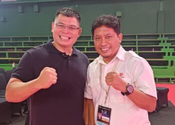 Ketua KONI Sumbar Hamdanus bersama petinju mantan Juara Dunia Chris John. (dok. istimewa)