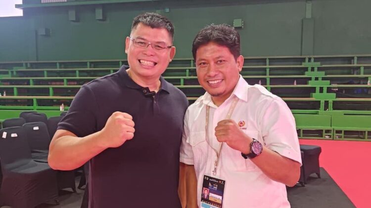 Ketua KONI Sumbar Hamdanus bersama petinju mantan Juara Dunia Chris John. (dok. istimewa)