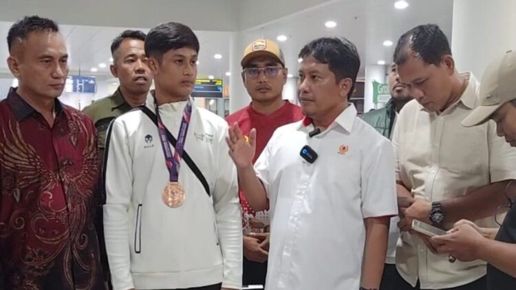 Ketua KONI Sumbar Jemput Juara Dunia Sambo Pertama Indonesia Asal Sumbar 1 Ketua KONI Sumbar Hamdanus menyambut atlet sambo juara dunia