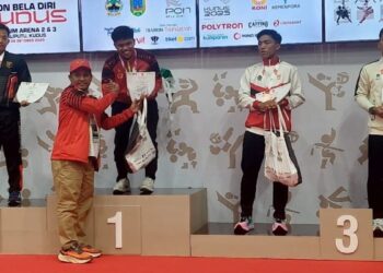 Ketum KONI Sumbar Hamdanus serahkan medali untuk atlet Sumbar peraih medali emas. (dok. Humas KONI)