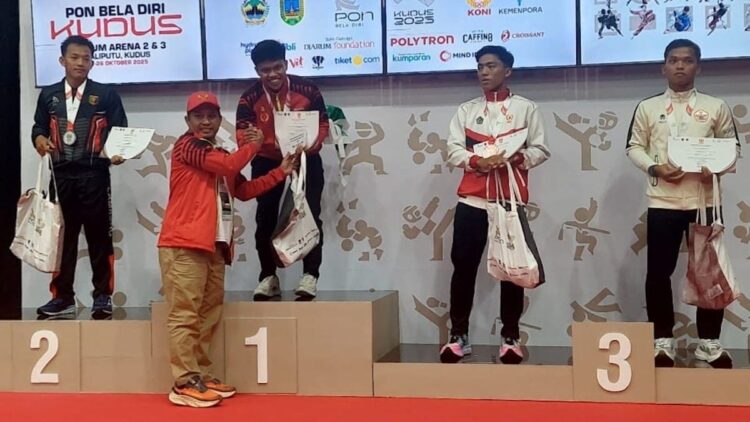 Pencak Silat Sumbar Sudahi PON Beladiri 2025 dengan Satu Emas, Dua Perak dan Dua Perunggu 1 Ketum KONI Sumbar Hamdanus serahkan medali untuk atlet Sumbar peraih medali emas. (dok. Humas KONI)