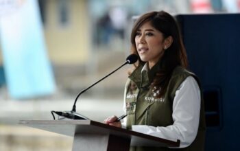 Menteri Komunikasi dan Digital Meutya Hafid yang hadir langsung dalam Panen Raya Ikan Nila di Kelompok Pembudidaya Ikan (Pokdakan) Cipancur Cimahi Farm Feed, Kabupaten Sukabumi, Rabu (15/10/2025). (dok. Komdigi)