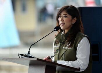 Menteri Komunikasi dan Digital Meutya Hafid yang hadir langsung dalam Panen Raya Ikan Nila di Kelompok Pembudidaya Ikan (Pokdakan) Cipancur Cimahi Farm Feed, Kabupaten Sukabumi, Rabu (15/10/2025). (dok. Komdigi)