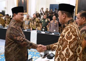 Menteri Nusron Tegaskan Tak Ada Satu pun Kasus Baru Sengketa Tanah di Tahun Pertama Periode Kabinet Merah Putih 1 Menteri Nusron disalami Presiden Prabowo saat rapat sidang kabinet. (dok. istimewa)