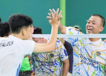 Menteri Nusron dan Wali Kota Palembang Tunjukkan Semangat Sportivitas di Lapangan Bulu Tangkis PORNAS KORPRI XVII 16 Menteri Nusron dan Wali Kota Palembang Tunjukkan Semangat Sportivitas di Lapangan Bulu Tangkis PORNAS KORPRI XVII