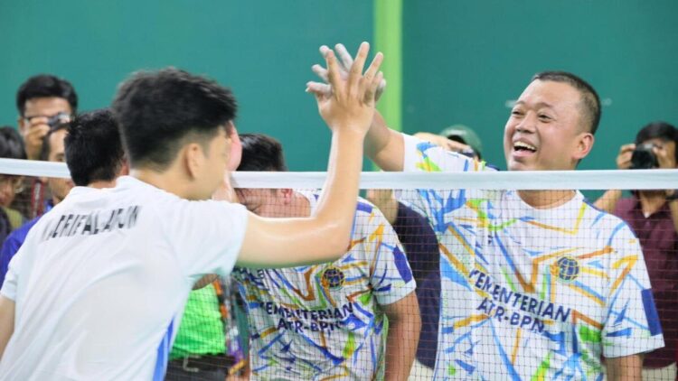 Menteri Nusron main bulutangkis dengan Wali Kota Palembang
