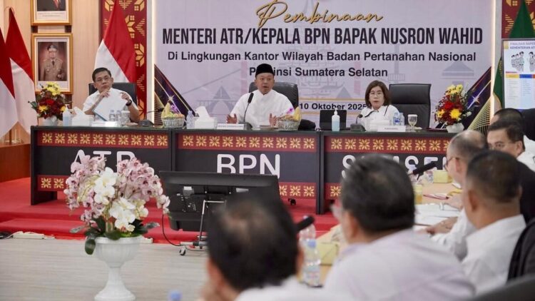 Pembinaan di Kanwil BPN Provinsi Sumsel, Menteri Nusron Tekankan Layanan Pertanahan yang Adaptif bagi Generasi Muda 1 Menteri ATR/BPN Nusron Wahid saat memberikan sosialisasi di Kantah Palembang. (dok. istimewa)