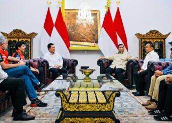 : Presiden Republik Indonesia, Prabowo Subianto, menerima kunjungan juara dunia MotoGP Marc Marquez bersama dua pembalap muda Indonesia, Mario Aji dan Veda Ega Pratama, di Istana Merdeka, Jakarta, pada Selasa (30/9/2025). (Foto: BPMI Setpres)