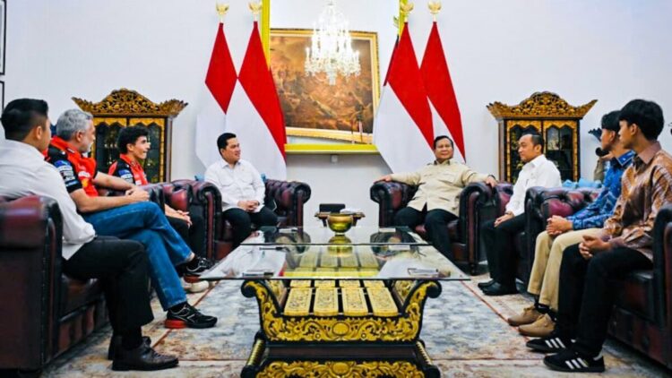 Sport Tourism harus Jadi Penggerak Ekonomi Bangsa 1 : Presiden Republik Indonesia, Prabowo Subianto, menerima kunjungan juara dunia MotoGP Marc Marquez bersama dua pembalap muda Indonesia, Mario Aji dan Veda Ega Pratama, di Istana Merdeka, Jakarta, pada Selasa (30/9/2025). (Foto: BPMI Setpres)