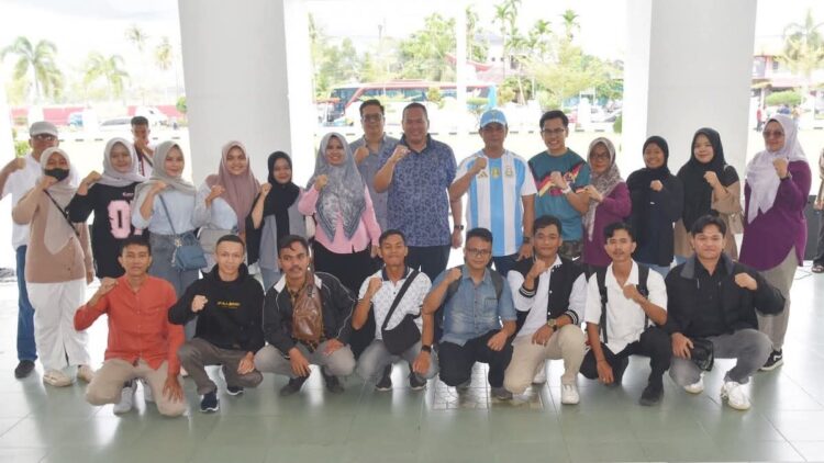 Wako Yota Balad lepas anak-anak Pariaman ke program Pasim untuk magang di Jerman. (dok. istimewa)