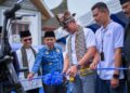 BRI Serahkan Bantuan Sarana Prasarana untuk Desa BRILiaN Lawang 5 SEVP Ultra Micro BRI Muhammad Candra Utama memotong pita pembukaan Desa BRILian di Matur, Kabupaten Agam, Kamis (16/10/2025). (dok. istimewa)
