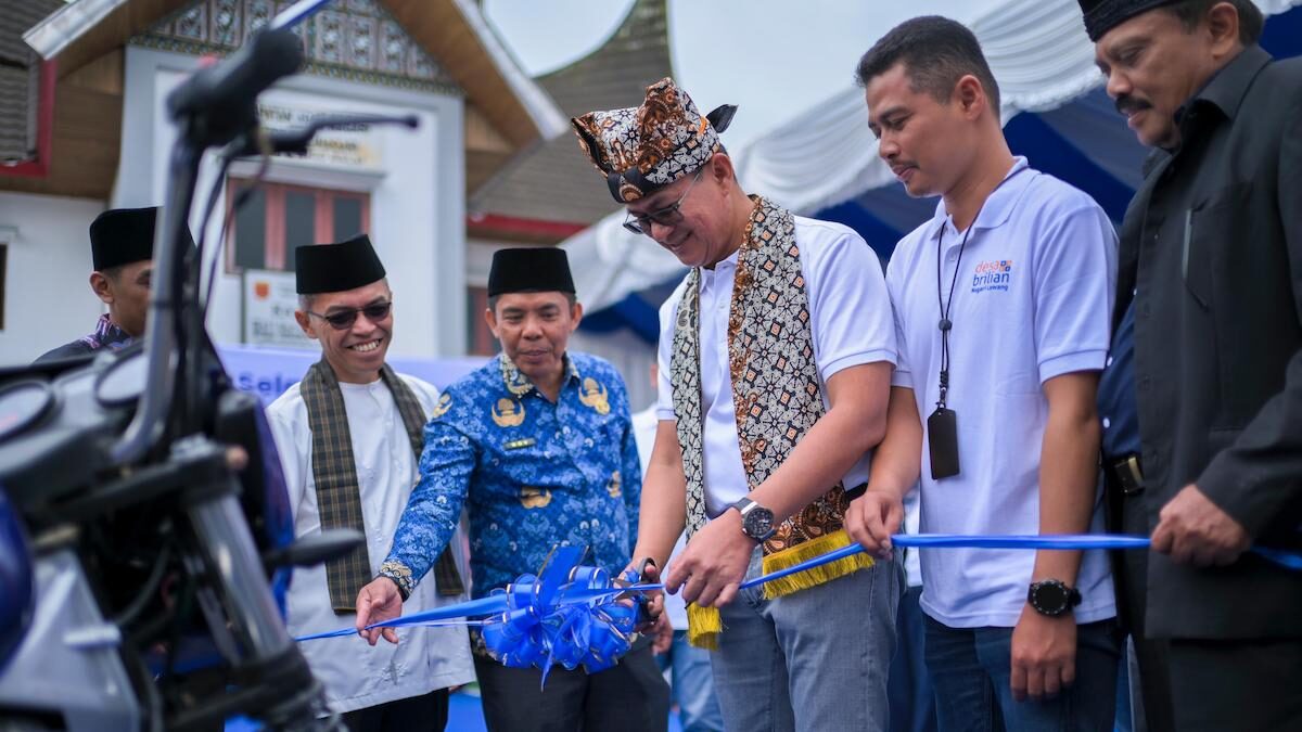 SEVP Ultra Micro BRI Muhammad Candra Utama memotong pita pembukaan Desa BRILian di Matur, Kabupaten Agam, Kamis (16/10/2025). (dok. istimewa)