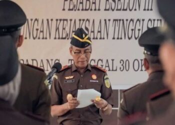 Kajati Sumbar Muhibuddin saat melantik Kajari sejajaran. (dok. Antara)