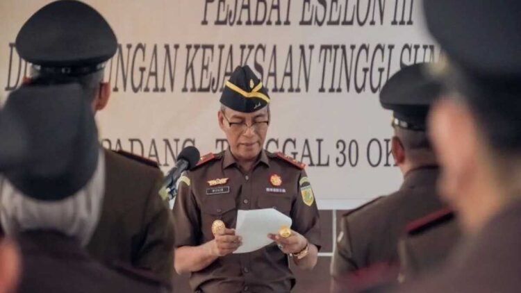 Kajati Sumbar Minta Kajari Sejajaran untuk Mengedepankan Humanis dalam Penegakan Hukum 1 Kajati Sumbar Muhibuddin saat melantik Kajari sejajaran. (dok. Antara)