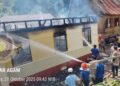 Damkar Agam padamkan kebakaran di Nagari Salo, Kecamatan Baso, Kabupaten Agam. (dok. istimewa)