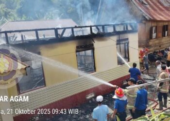 Damkar Agam padamkan kebakaran di Nagari Salo, Kecamatan Baso, Kabupaten Agam. (dok. istimewa)