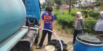 Dampak Bencana, Lima Kecamatan di Agam Krisis Air Bersih 13 Distribusi air bersih di Agam. (dok. Antara)