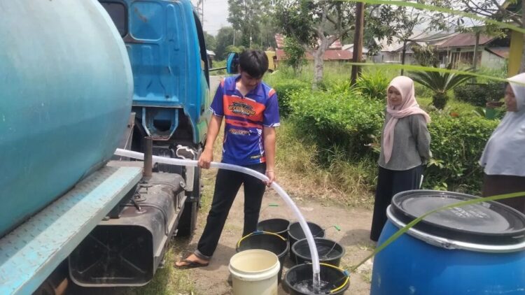 Distribusi air bersih di Agam. (dok. Antara)