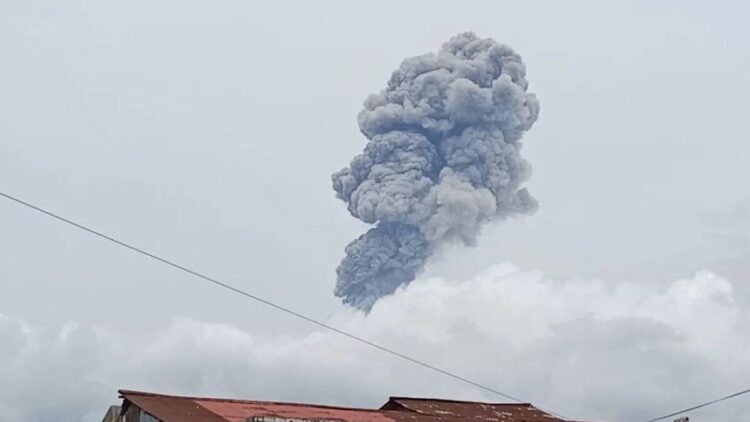 Gunung Marapi Erupsi Lagi, Kini Lontarkan Abu Setinggi 1.500 Meter 1 Gunung Marapi di Kabupaten Agam dan Tanah Datar, Sumatera Barat meletus pada Kamis (9/10/2025). (Antara/HO-Orari Padang Panjang)