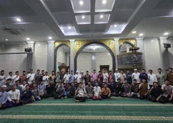Kegiatan subuh mubarakah yang digelar di Masjid Al Azhar UNP. Ketua KONI Sumbar kali ini menjadi penceramah. (dok. istimewa)