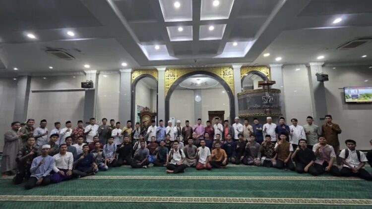 Ketum KONI Sumbar Hamdanus Ajak Sivitas UNP Jadi Insan Kuat Lewat Olahraga 1 Kegiatan subuh mubarakah yang digelar di Masjid Al Azhar UNP. Ketua KONI Sumbar kali ini menjadi penceramah. (dok. istimewa)