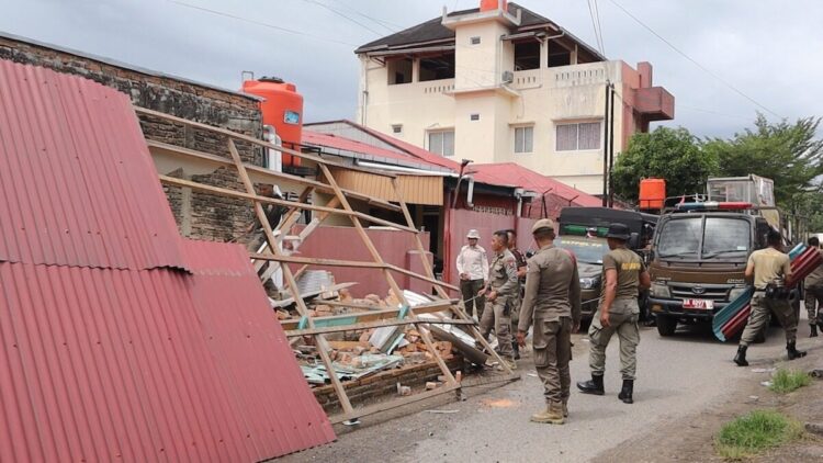 Satpol PP Padang bongkar bangunan liar di Jalan Belibis, Air Tawar. (dok. Humas Pol PP Padang)